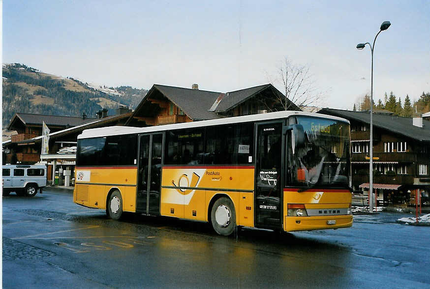 (091'203) - Kbli, Gstaad - BE 403'014 - Setra am 31. Dezember 2006 beim Bahnhof Gstaad