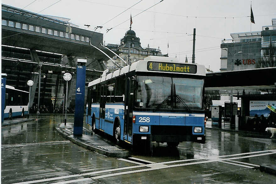 (091'221) - VBL Luzern - Nr. 258 - NAW/R&J-Hess Trolleybus am 1. Januar 2007 beim Bahnhof Luzern
