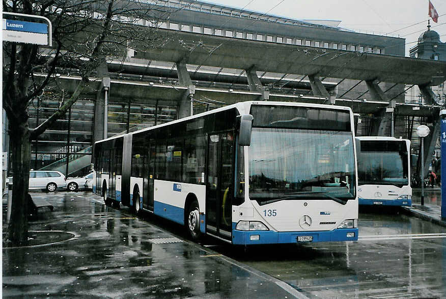 (091'222) - VBL Luzern - Nr. 135/LU 199'435 - Mercedes am 1. Januar 2007 beim Bahnhof Luzern