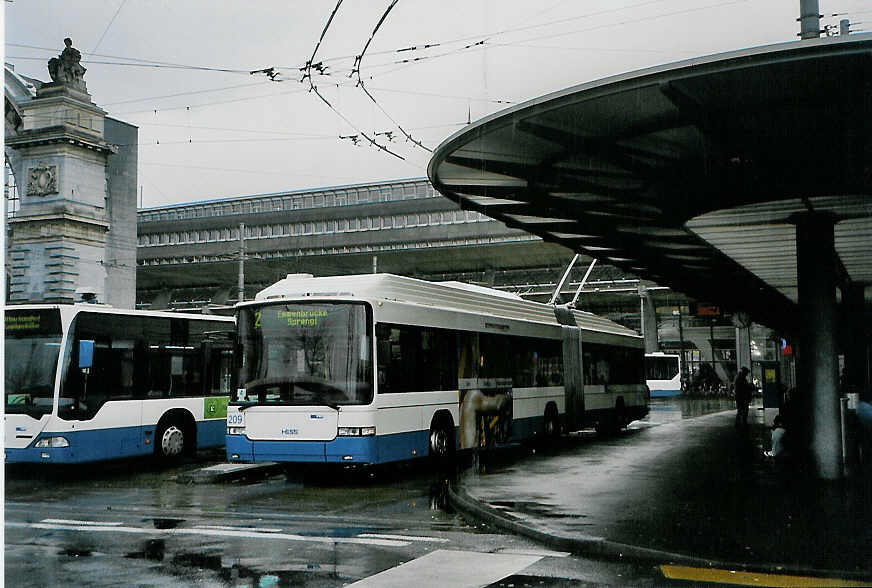(091'225) - VBL Luzern - Nr. 209 - Hess/Hess Gelenktrolleybus am 1. Januar 2007 beim Bahnhof Luzern