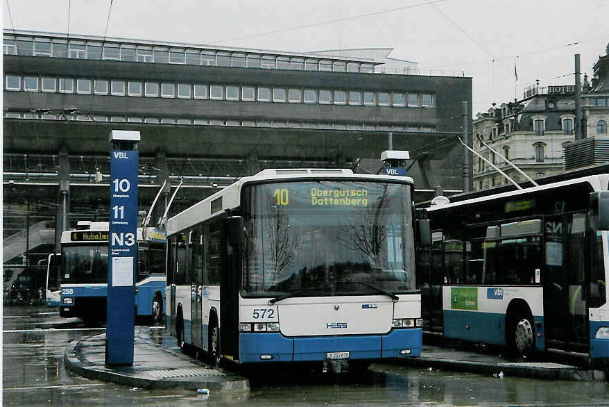 (091'226) - VBL Luzern - Nr. 572/LU 202'670 - Scania/Hess am 1. Januar 2007 beim Bahnhof Luzern