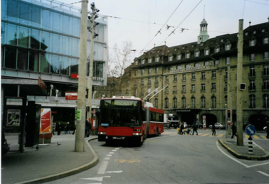 (091'726) - Bernmobil, Bern - Nr. 13 - NAW/Hess Gelenktrolleybus am 22. Januar 2007 beim Bahnhof Bern