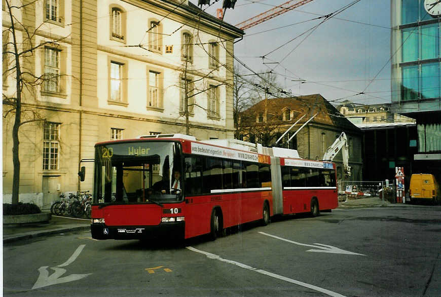 (092'201) - Bernmobil, Bern - Nr. 10 - NAW/Hess Gelenktrolleybus am 19. Februar 2007 beim Bahnhof Bern