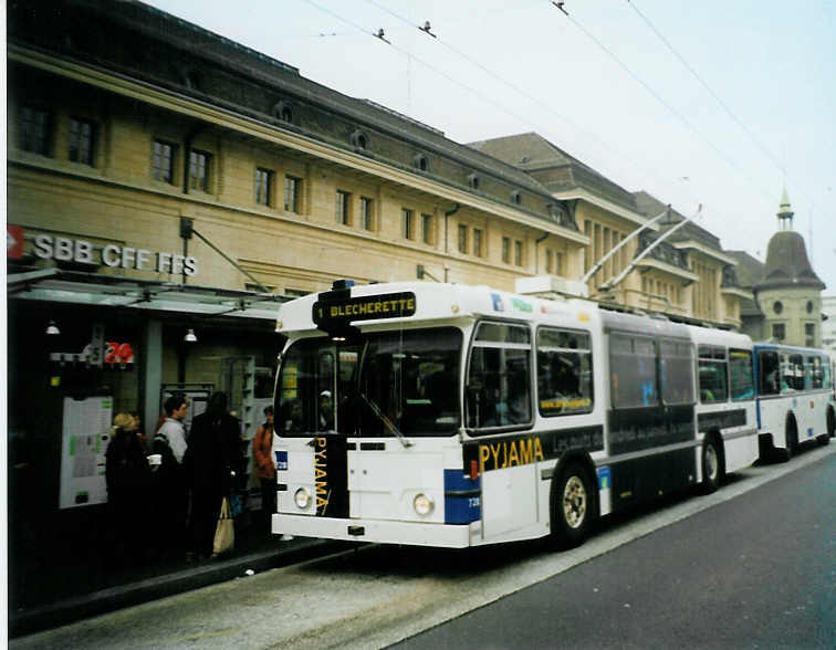 (092'537) - TL Lausanne - Nr. 728 - FBW/Hess Trolleybus am 17. Mrz 2007 beim Bahnhof Lausanne