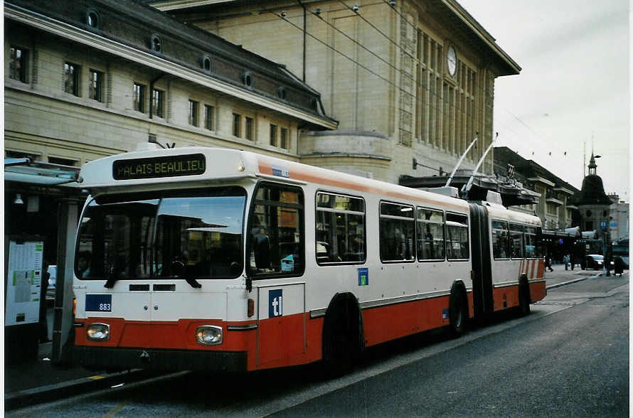 (093'005) - TL Lausanne - Nr. 883 - Saurer/Hess Gelenktrolleybus (ex TPG Genve Nr. 652) am 17. Mrz 2007 beim Bahnhof Lausanne