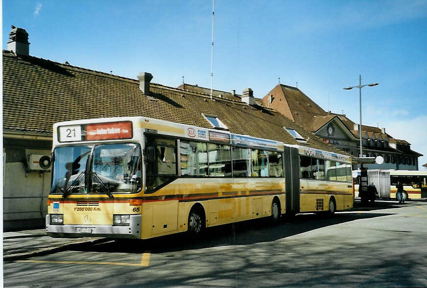 (093'013) - STI Thun - Nr. 65/BE 435'065 - Mercedes am 19. Mrz 2007 beim Bahnhof Thun