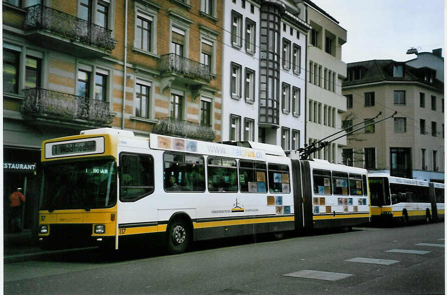 (093'235) - VBSH Schaffhausen - Nr. 117 - NAW/Hess Gelenktrolleybus am 22. Mrz 2007 beim Bahnhof Schaffhausen