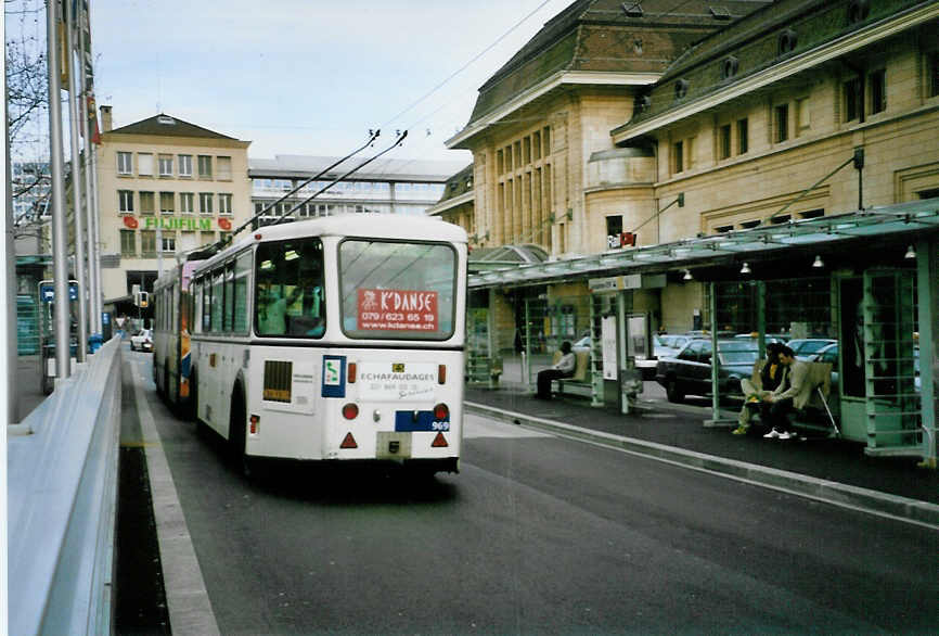 (093'728) - TL Lausanne - Nr. 969 - Rochat/Lauber Personenanhnger am 7. April 2007 beim Bahnhof Lausanne