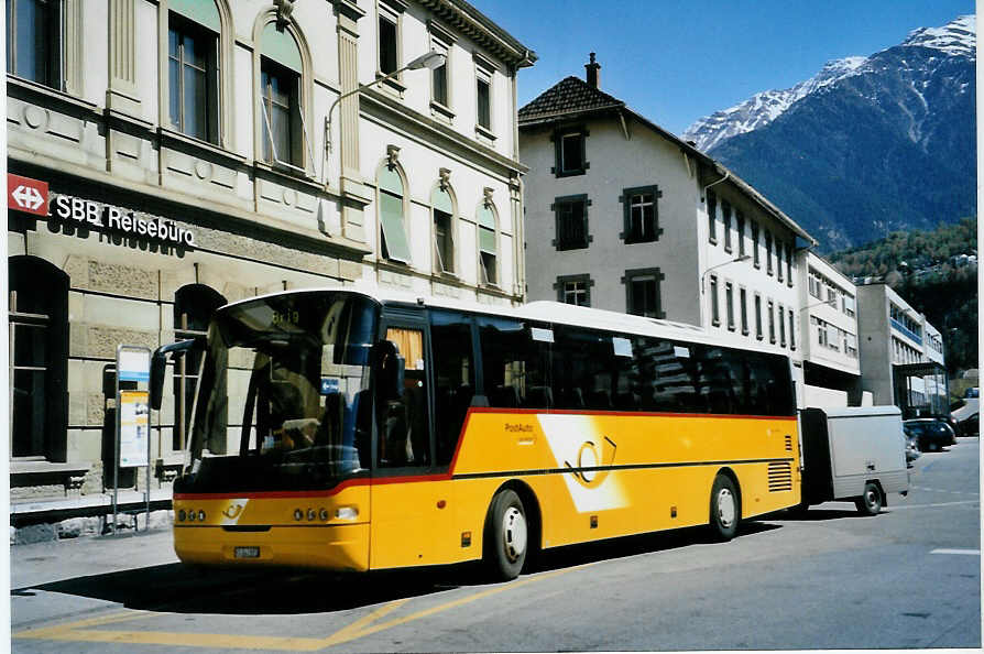 (094'103) - PostAuto Wallis - VS 243'895 - Neoplan (ex P 25'171) am 15. April 2007 beim Bahnhof Brig