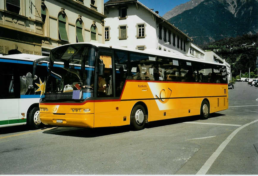(095'721) - PostAuto Wallis - VS 243'893 - Neoplan (ex P 25'167) am 23. Juni 2007 beim Bahnhof Brig