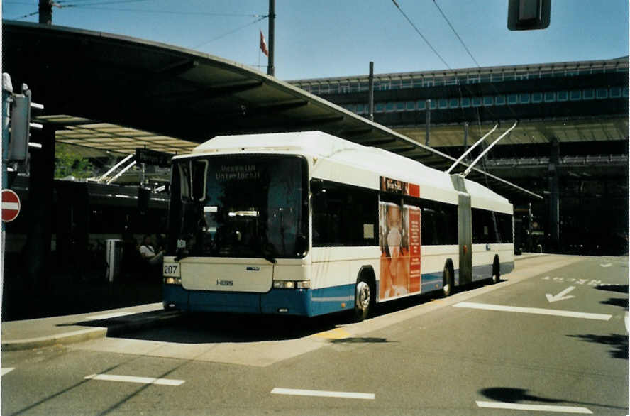(096'213) - VBL Luzern - Nr. 207 - Hess/Hess Gelenktrolleybus am 15. Juli 2007 beim Bahnhof Luzern