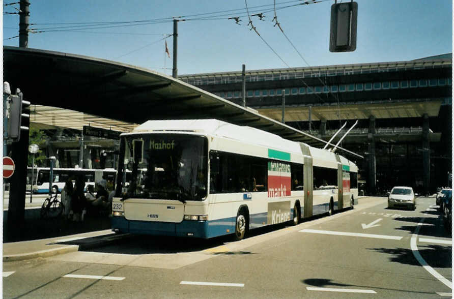 (096'215) - VBL Luzern - Nr. 232 - Hess/Hess Doppelgelenktrolleybus am 15. Juli 2007 beim Bahnhof Luzern