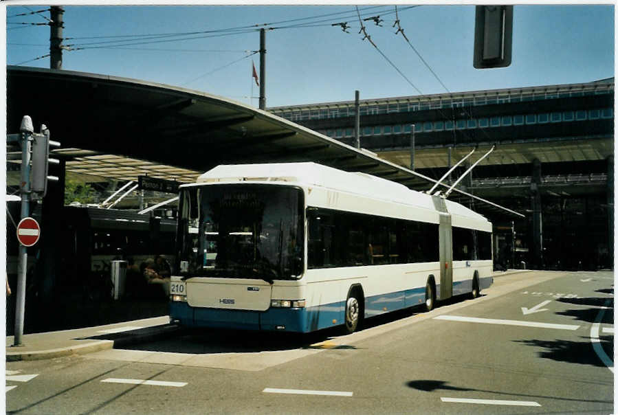 (096'216) - VBL Luzern - Nr. 210 - Hess/Hess Gelenktrolleybus am 15. Juli 2007 beim Bahnhof Luzern