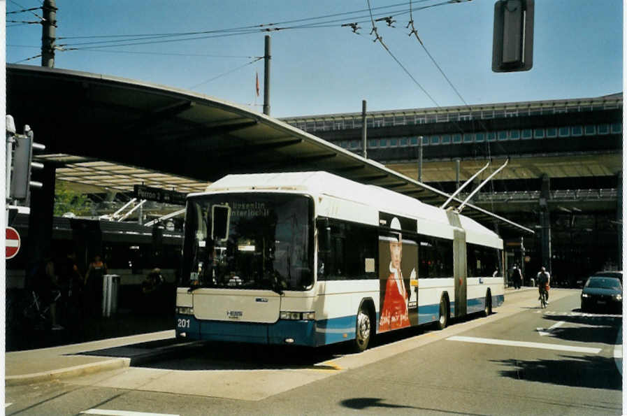 (096'226) - VBL Luzern - Nr. 201 - Hess/Hess Gelenktrolleybus am 15. Juli 2007 beim Bahnhof Luzern