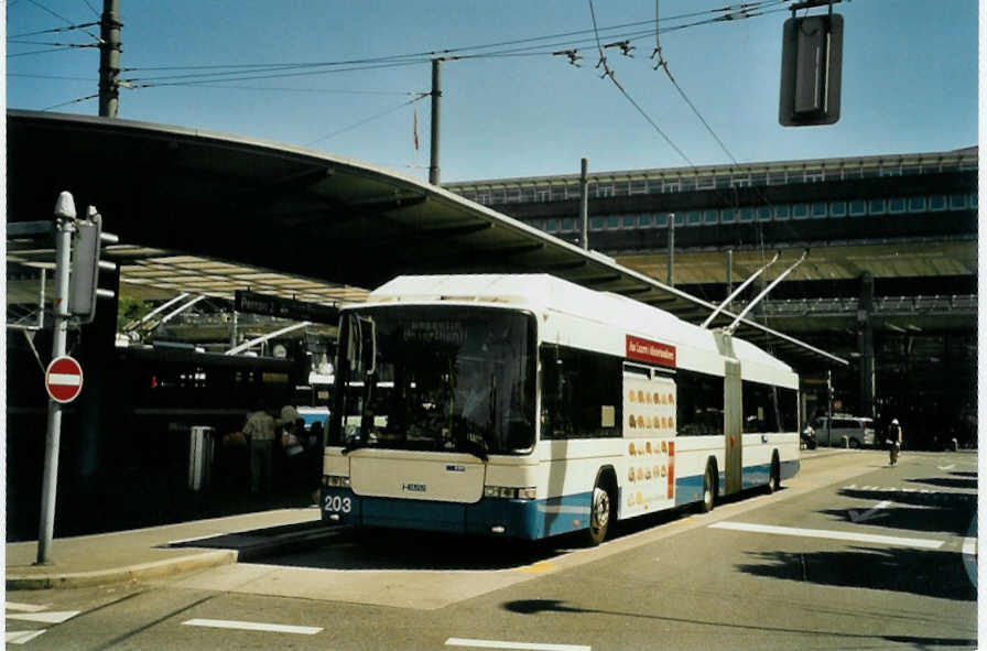 (096'230) - VBL Luzern - Nr. 203 - Hess/Hess Gelenktrolleybus am 15. Juli 2007 beim Bahnhof Luzern