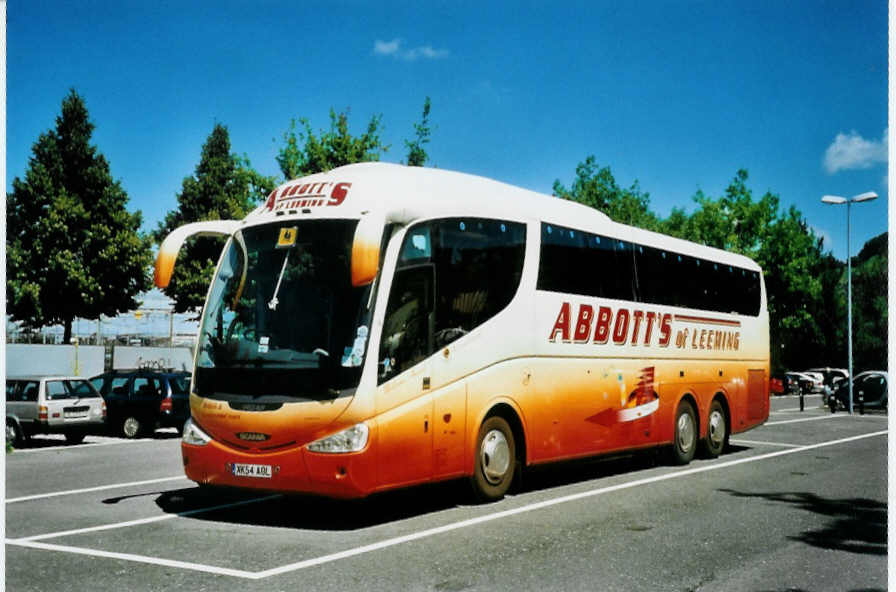 (096'913) - Aus England: Abbott's, Leeming - AK54 AOL - Scania/Irizar am 25. Juli 2007 in Thun, Seestrasse