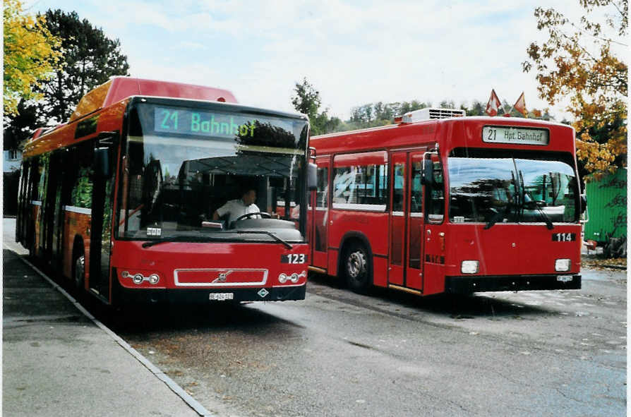(099'504) - Bernmobil, Bern - Nr. 123/BE 624'123 - Volvo + Nr. 114/BE 366'114 - Volvo/R&J am 30. September 2007 in Bremgarten, Endstation