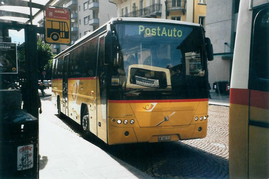 (099'722) - PostAuto Graubnden - GR 102'313 - Volvo am 3. Oktober 2007 beim Bahnhof Bellinzona