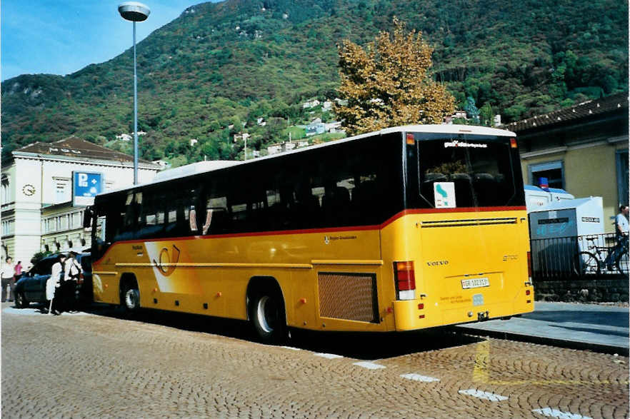 (099'723) - PostAuto Graubnden - GR 102'313 - Volvo am 3. Oktober 2007 beim Bahnhof Bellinzona