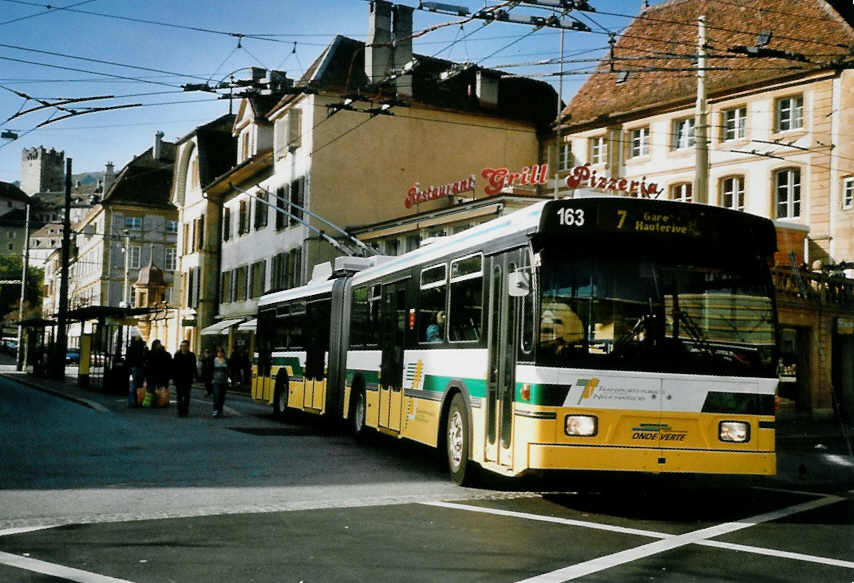 (100'309) - TN Neuchtel - Nr. 163 - FBW/Hess Gelenktrolleybus am 13. Oktober 2007 in Neuchtel, Place Pury