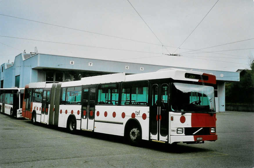 (100'613) - TPF Fribourg - Nr. 580/FR 300'382 - Volvo/Hess (ex TF Fribourg Nr. 180) am 27. Oktober 2007 in Fribourg, Garage