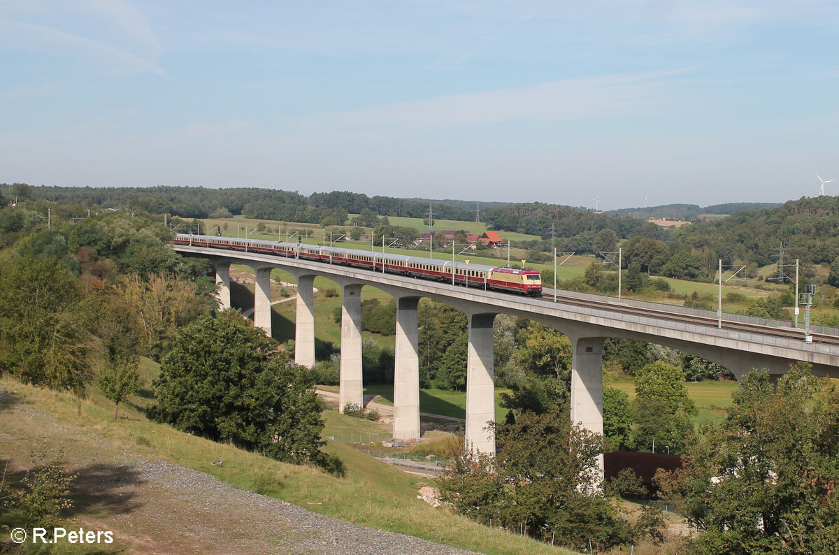 101 001 überquert mit dem DZ 13405 Dortmund nach Steinach am Brenner die Aurachtalbrücke bei Emskirchen in Richtung Nürnberg. 22.09.24