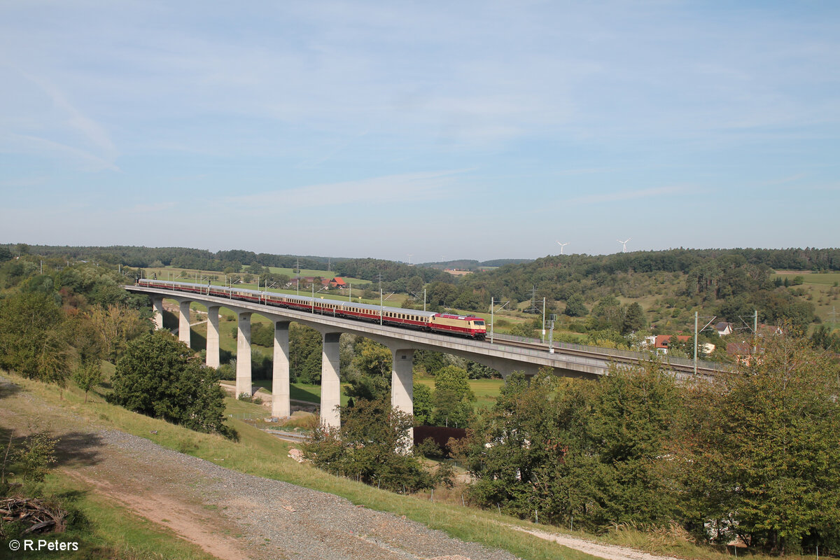 101 001 überquert mit dem DZ 13405 Dortmund nach Steinach am Brenner die Aurachtalbrücke bei Emskirchen in Richtung Nürnberg. 22.09.24