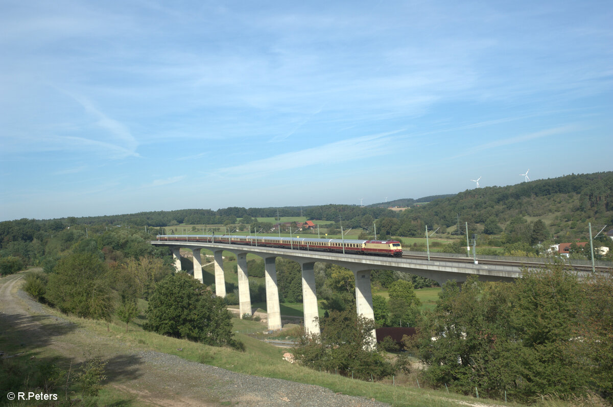 101 001 überquert mit dem DZ 13405 Dortmund nach Steinach am Brenner die Aurachtalbrücke bei Emskirchen in Richtung Nürnberg. 22.09.24