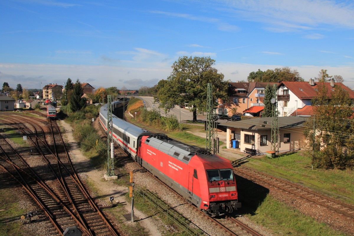 101 020-6 lief am 25. Oktober 2014. abgeb�gelt an einem  Umleiter  mit. Aufgenommen bei der Ausfahrt aus dem Bahnhof von Freilassing.