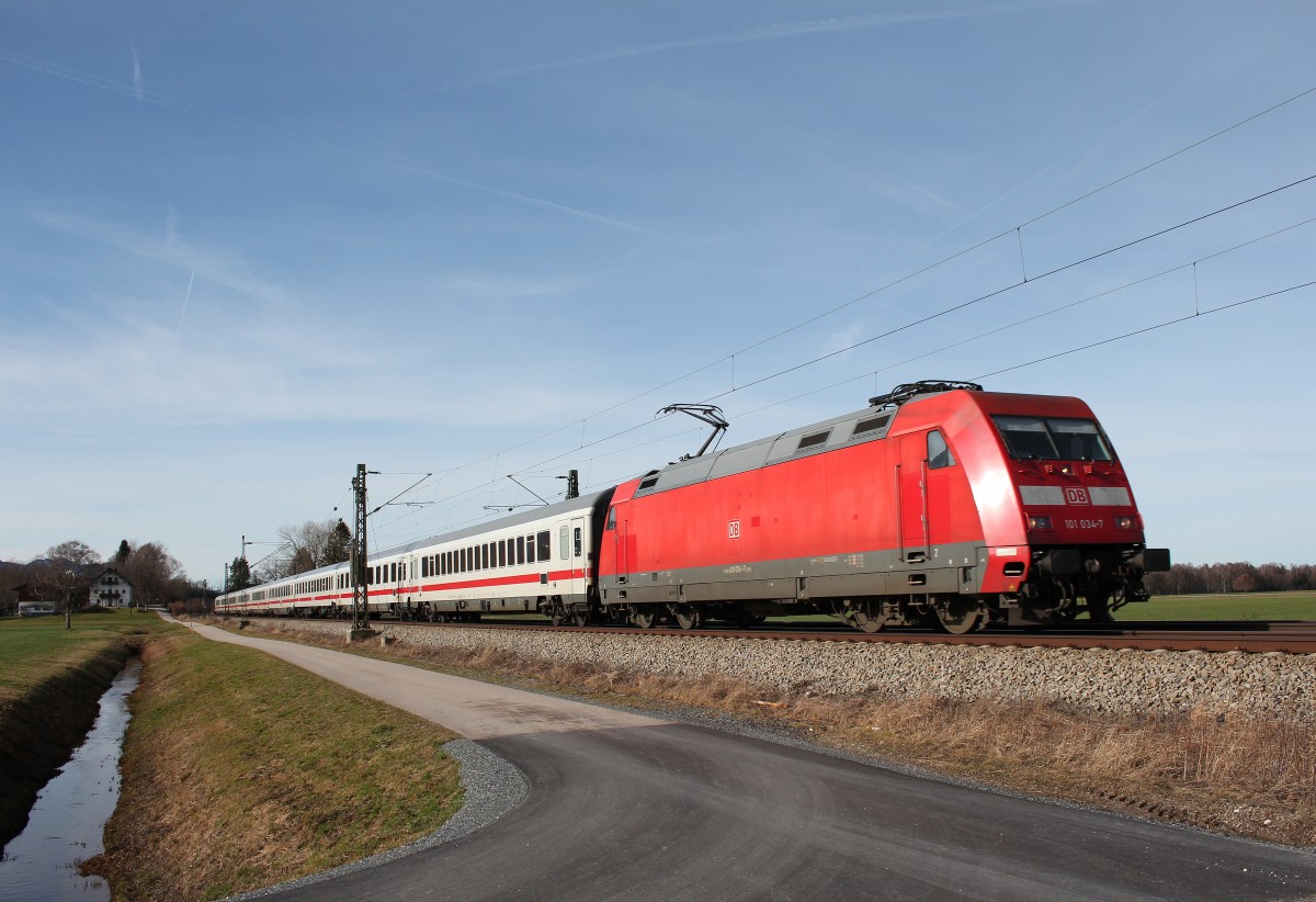 101 034-7 zog am 6. Februar 2016 den EC 217 bei �bersee in Richtung Salzburg.