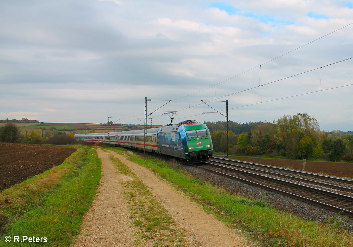 101 039-6  Fahrziel Natur  fährt in Treuchtlingen mit dem IC 2083/85 Hamburg Altona - Berchtesgarden / Oberstdorf ein. 22.10.24