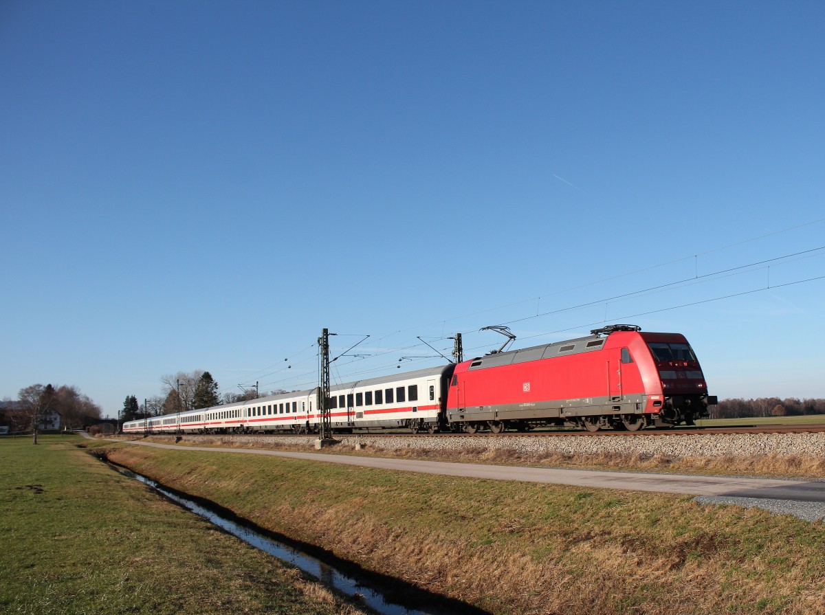 101 040-4 auf dem Weg nach Salzburg am 23. Dezember 2015 bei �bersee.