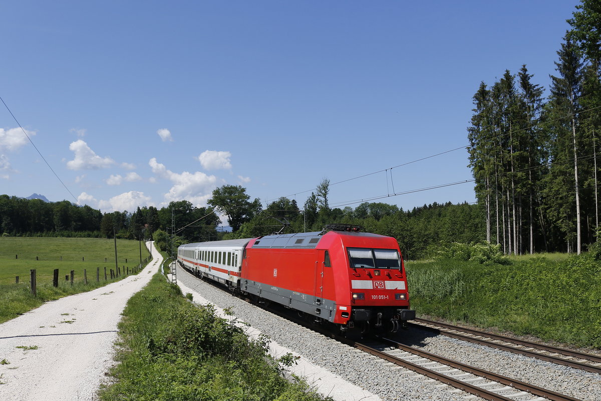 101 051 war am 21. Mai 2018 mit eine EC bei Grabenst�tt in Richtung Salzburg unterwegs.