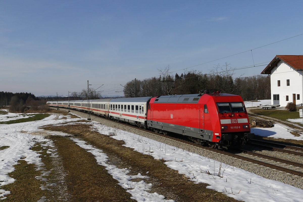101 052 mit einem EC auf dem Weg nach Salzburg. Aufgenommen am 23. Februar 2019 bei H�tt.