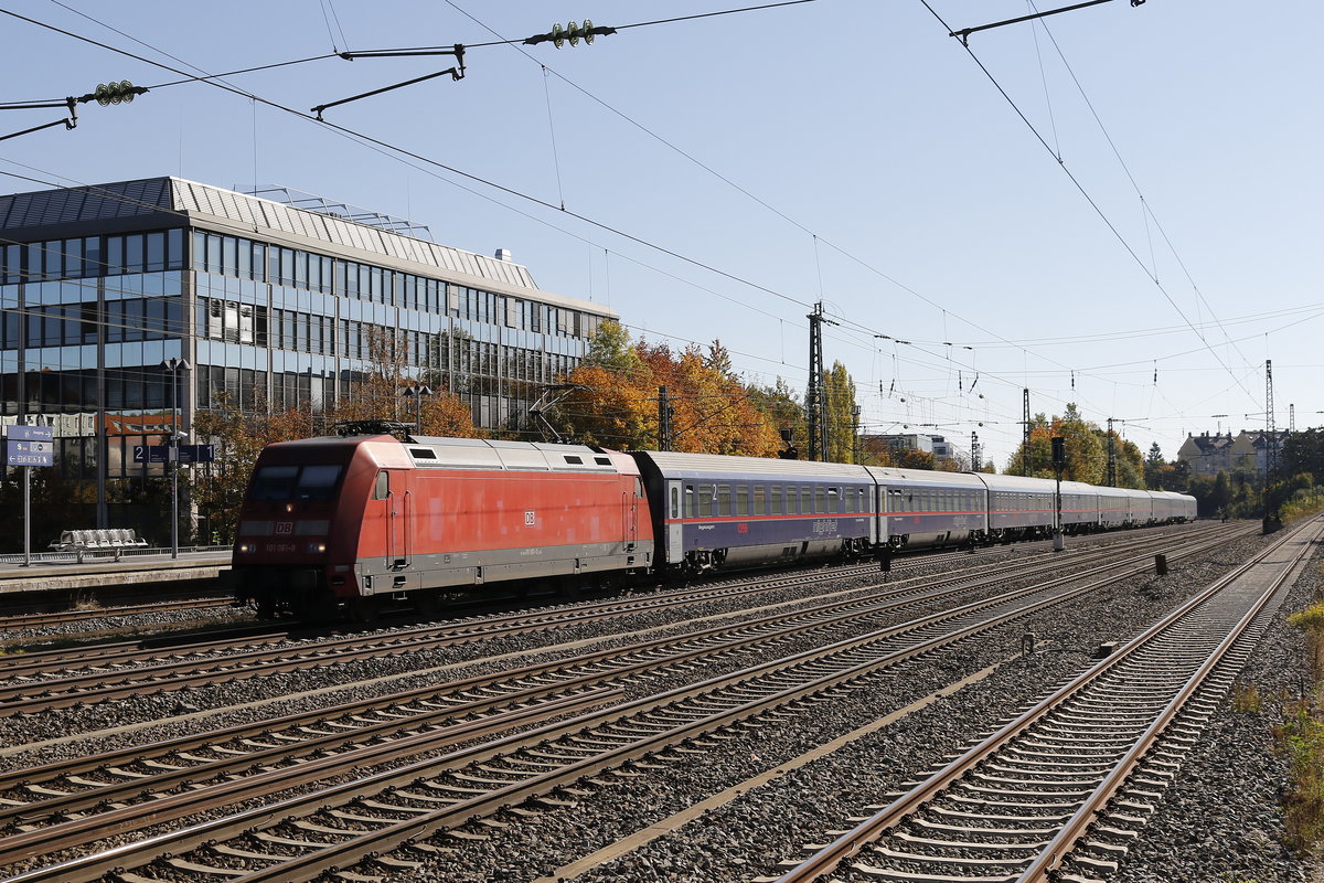 101 061 mit dem  Euro-Night-Jet  aus Salzburg kommend am 14. Oktober 2018 in M�nchen-Heimeranplatz.