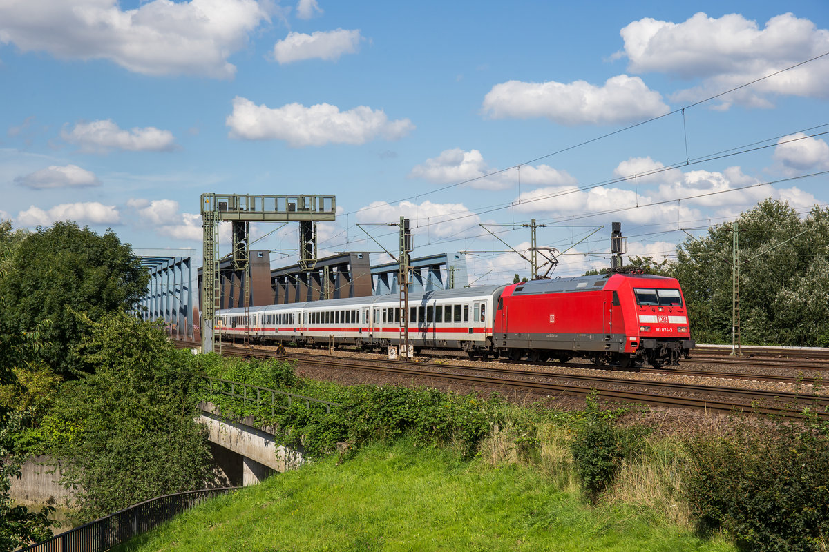 101 074-3 kurz nach den S�derelbbr�cken in Hamburg, aufgenommen am 16. August 2017.
