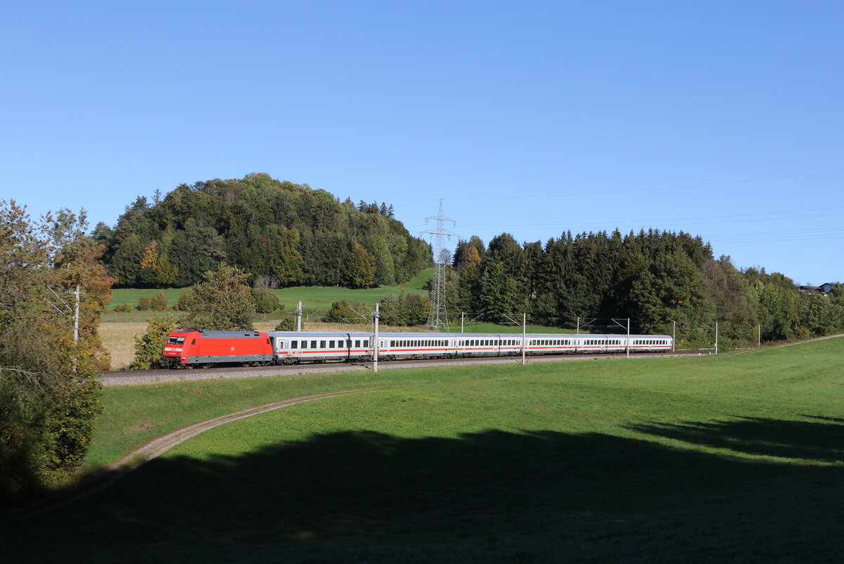 101 075 mit dem  IC K�nigssee  aus Freilassing kommend am 9. Oktober 2024 bei Axdorf.