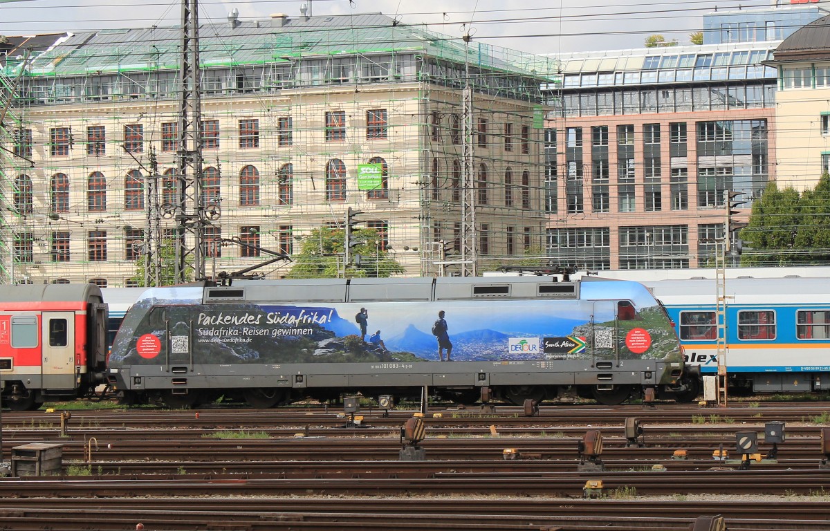 101 083-4 mit Werbung f�r  S�dafrika  am 26. August 2013 im Aussenbereich des M�nchner Hauptbahnhofs.