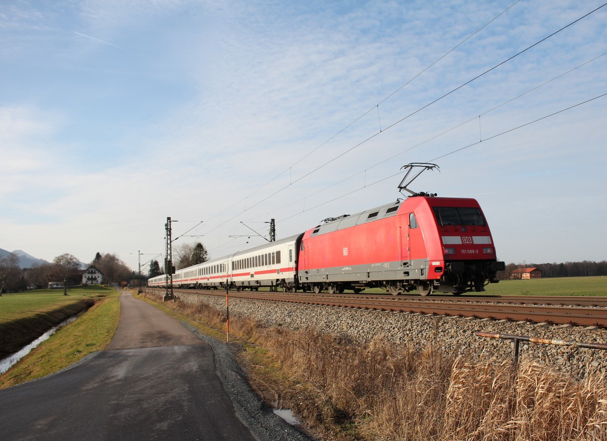 101 088-3 war am 19. Dezember 2015 schiebend an einem IC im Einsatz. Aufgenommen bei �bersee am Chiemsee.