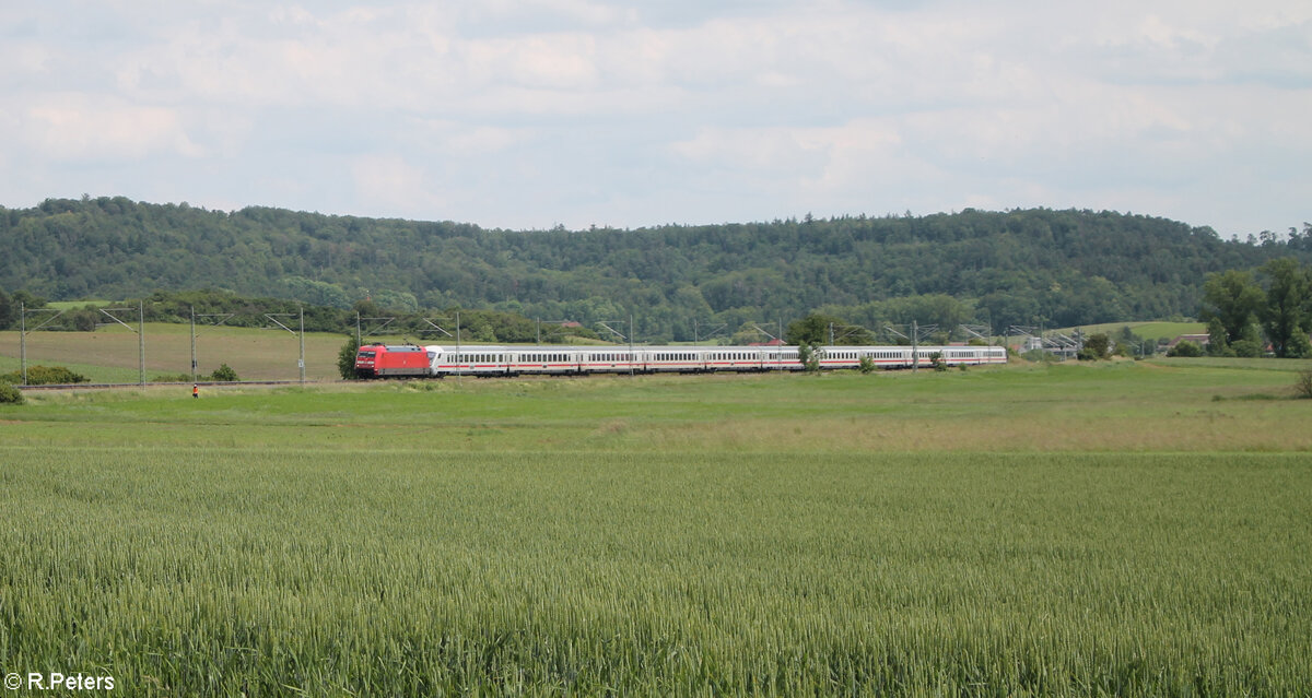 101 094-1 zieht bei Oberdachstetten den IC2082/84 Obersdorf/Berchtesgarden - Hamburg Altona in Richtung Norden. 08.06.24