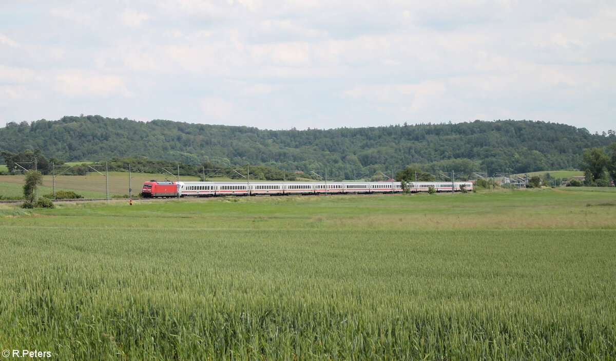 101 094-1 zieht bei Oberdachstetten den IC2082/84 Obersdorf/Berchtesgarden - Hamburg Altona in Richtung Norden. 08.06.24
