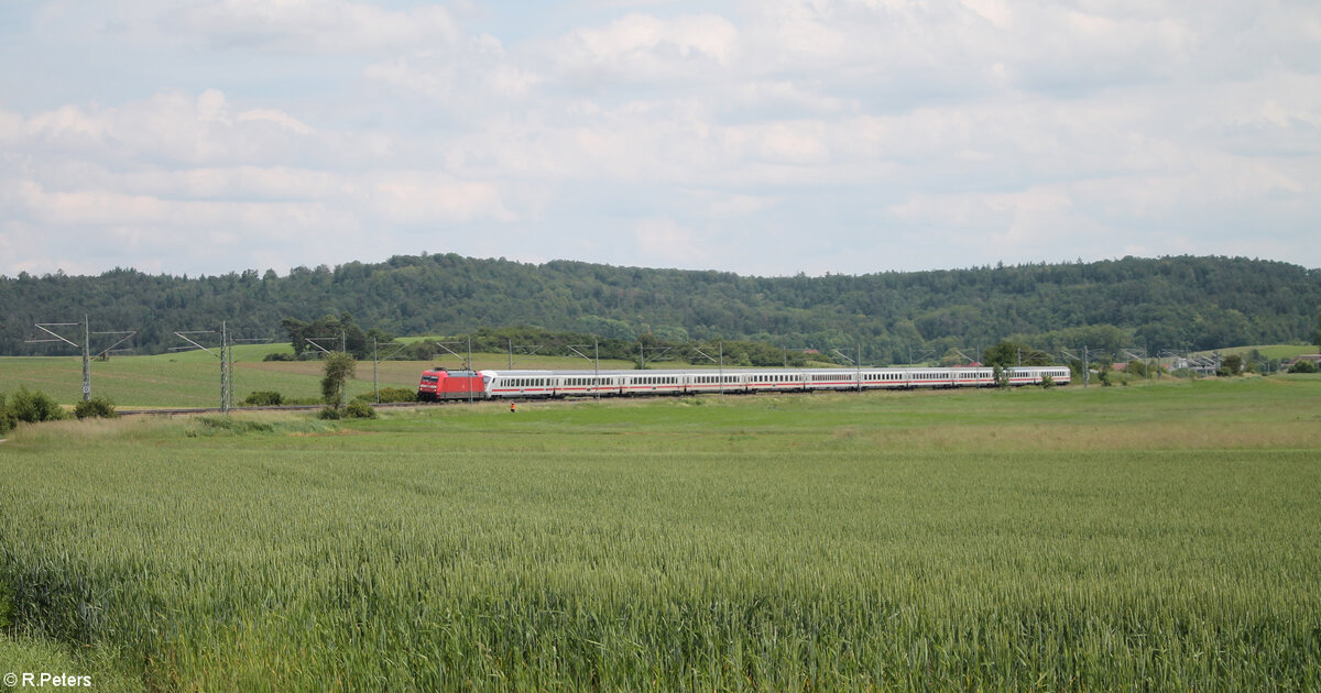 101 094-1 zieht bei Oberdachstetten den IC2082/84 Obersdorf/Berchtesgarden - Hamburg Altona in Richtung Norden. 08.06.24