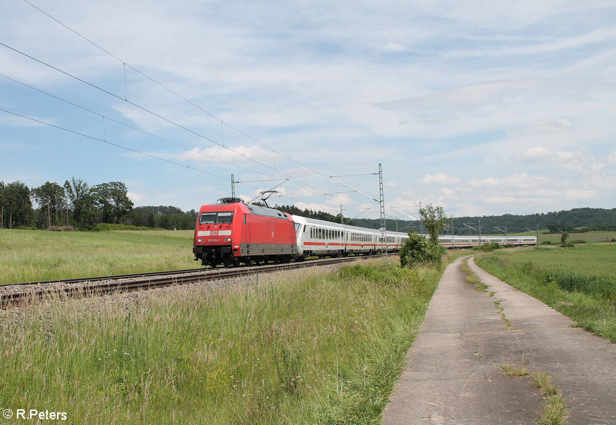101 094-1 zieht bei Oberdachstetten den IC2082/84 Obersdorf/Berchtesgarden - Hamburg Altona in Richtung Norden. 08.06.24