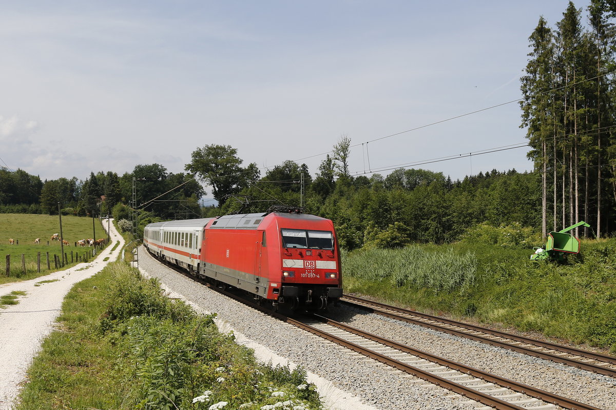 101 097-4 unterwegs von M�nchen nach Salzburg am 8. Juni 2018 bei Grabenst�tt.