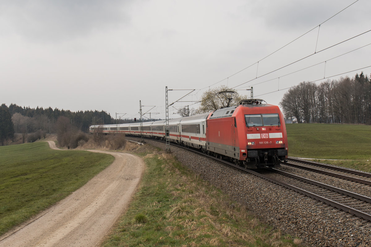 101 128-7 war am 25. M�rz 2016 bei H�tt in Richtung Salzburg unterwegs.