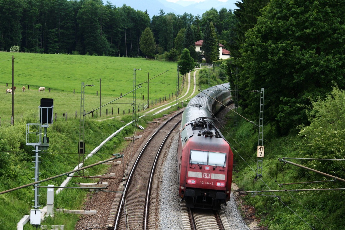 101 134-5 schiebt am 3. Juni 2012 bei Sossau einen EC in Richtung M�nchen.