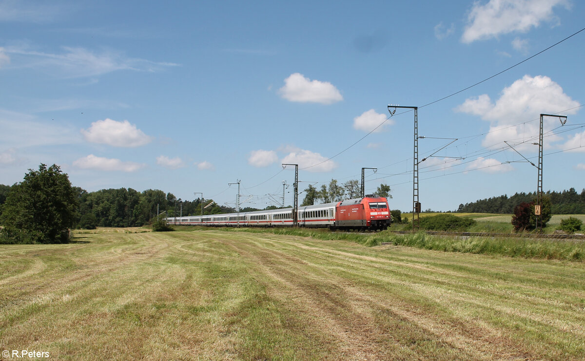101 135-2  Unsere Preise  zieht bei Oberdachstetten den IC2083/85 Hamburg Altona - Obersdorf/Berchtesgarden gen Süden. 08.06.24