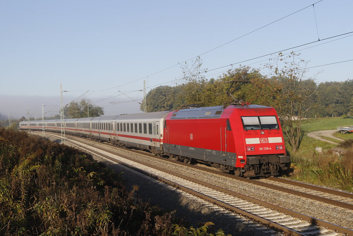 101 139 schiebt am 10. Oktober 2018 einen  EC  in Richtung M�nchen.