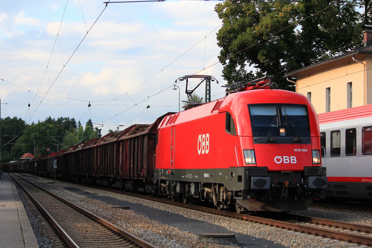 1016 004-4 durchf�hrt am 16. August 2012 mit einem G�terzug den Bahnhof von Assling.