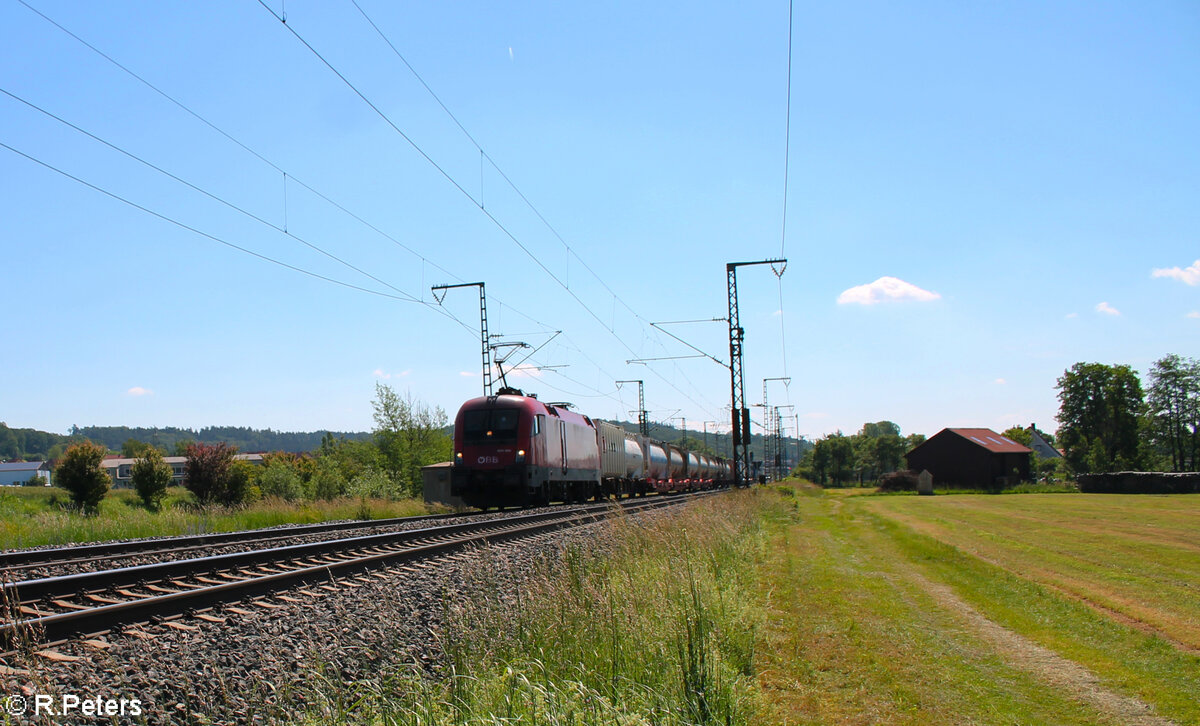 1016 004 zieht bei Oberdachstetten ein KLV-Zug in Richtung Würzburg. 08.06.24